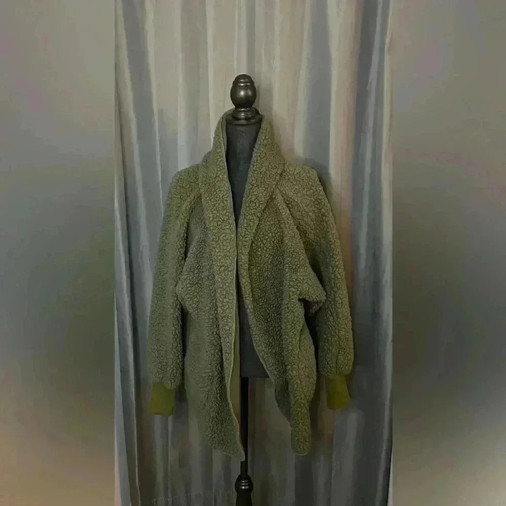 130. LuLaRoe Teddy Bear Fleece Jacket, Olive Green, Size Large, EUC